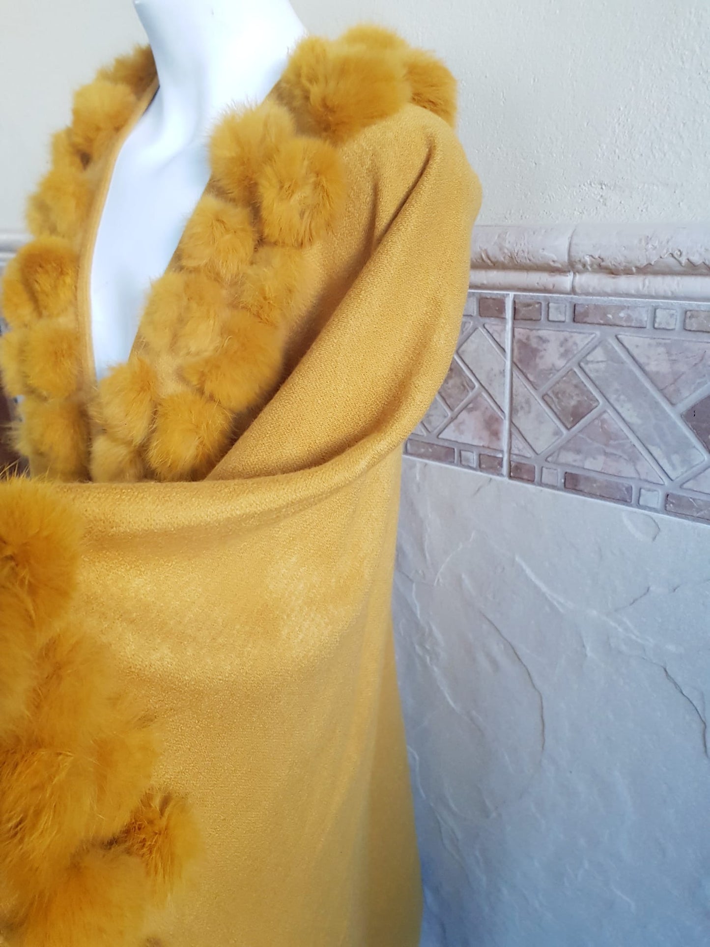 Capa Luxury con Mangas y Pompones